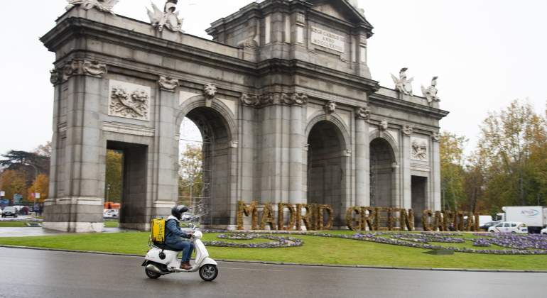 Un repartidor de Glovo pasa por la Puerta de Alcal