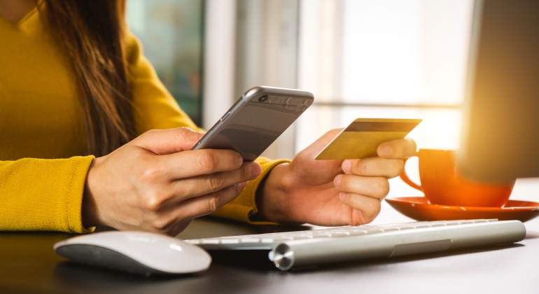 telefono-banca-movil-banco-digital-dreamstime-770x420.jpg