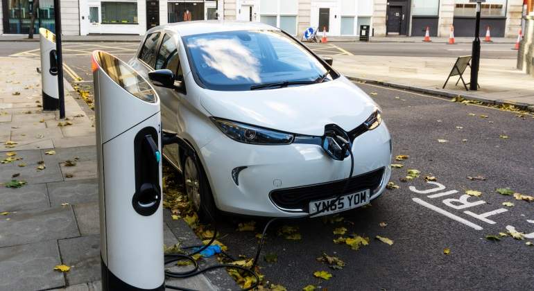 coche-cargando-renault.jpg