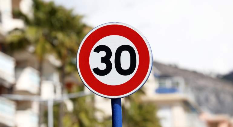 senal-30kmh-ciudad-dgt-dreamstime.jpg