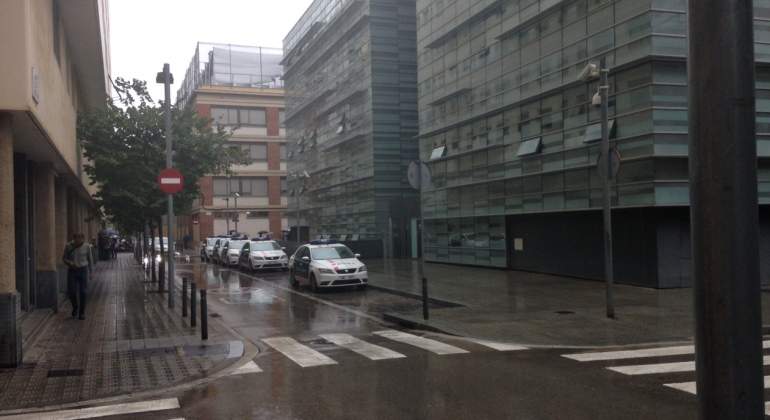 mossos-aparcados-referendum.JPG