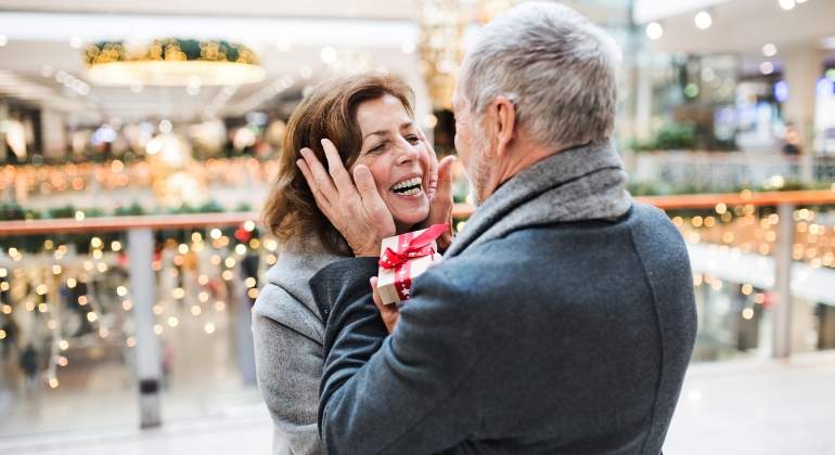 comprar-regalo-pareja-feliz-dreamstime.jpg