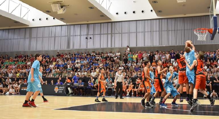 Nios de LAlqueria del Basket en un partido de baloncesto
