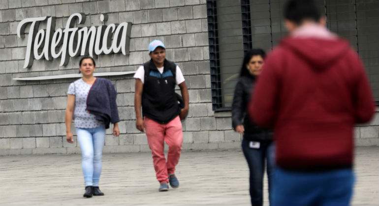 telefonica-hombres-pasean-reuters.jpg