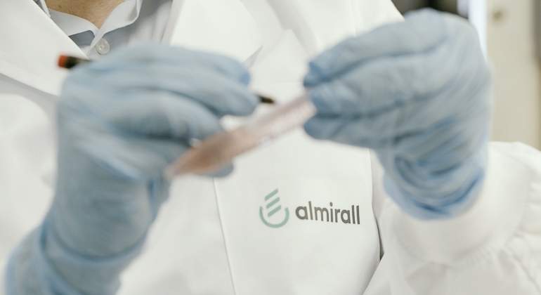 almirall-logonuevo-laboratorio.jpg