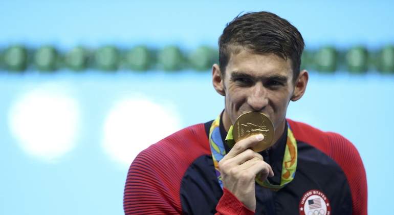 Phelps-besa-medalla-2016-efe-2.jpg