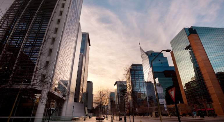 La avenida Apoquindo en Santiago de Chile al amanecer