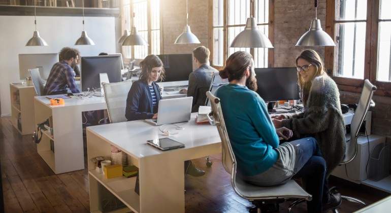 jovenes-trabajan-istock.jpg