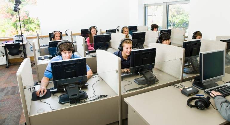 estudiantes-ordenador-colegio.jpg