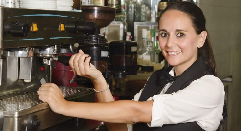 cafeteria-camarera-maquina-cafe-dreamstime.jpg
