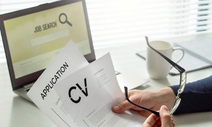 CV-empleo-portatil-gafas-dreamstime.jpg