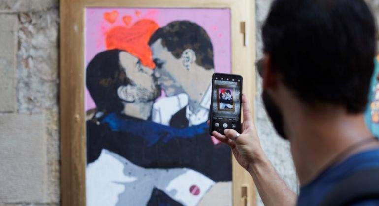 sanchez-iglesias-beso-grafiti-barcelona-efe.jpg