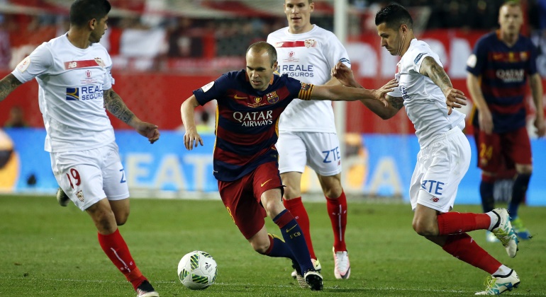Iniesta-rodeado-2016-Sevilla-efe.jpg