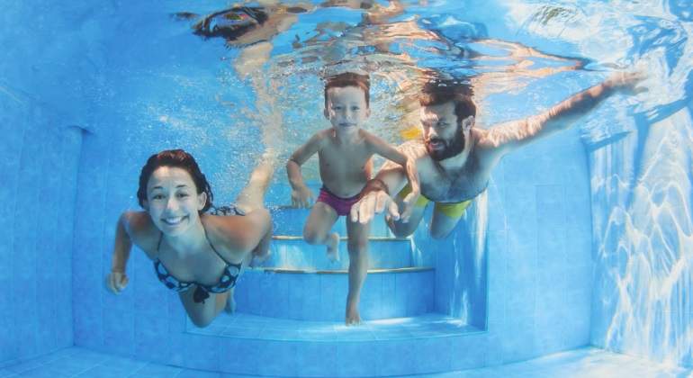 piscina-familia-dreamstime.jpg
