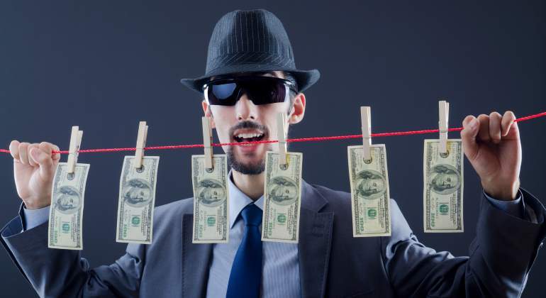 mafioso-dolares-tender-770-dreamstime.jpg