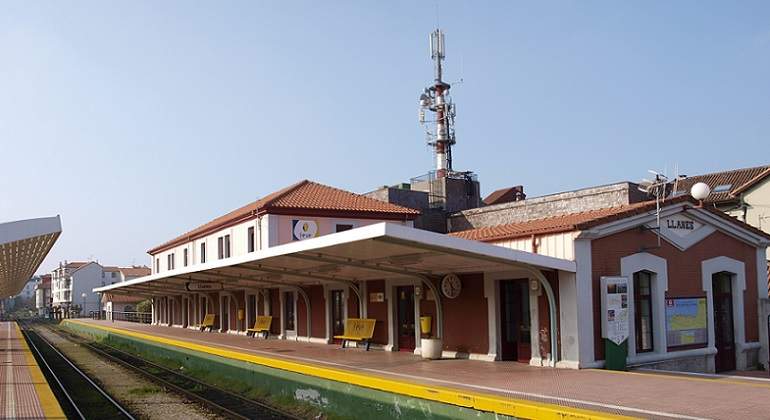 Estacion_Feve_Llanes_-_panoramio.jpg