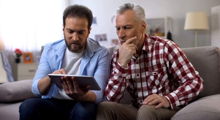 hijo-ensena-tablet-padre-dreamstime.jpg