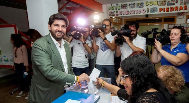 lopez-miras-vota-26M-efe.jpg