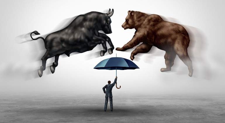 oso-toro-hombre-paraguas-istock.jpg
