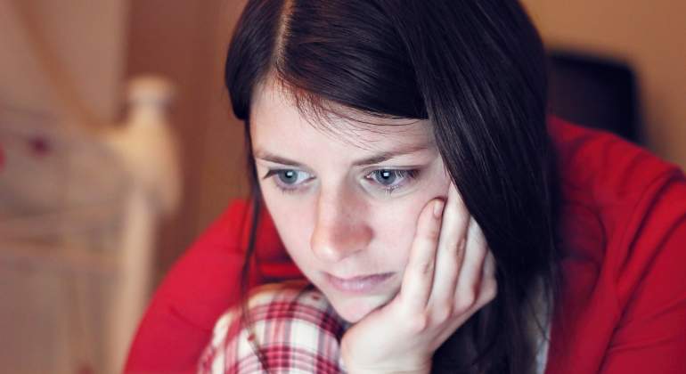 mujer-reflexiona-pantalla-ordenador-dreamstime.jpg