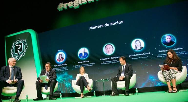 Mesa-sobre-Montes-de-Socios-VI-Congreso-de-Registradores.jpg