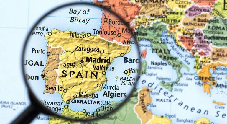 Mapa-con-lupa-en-Espana-iStock.jpg