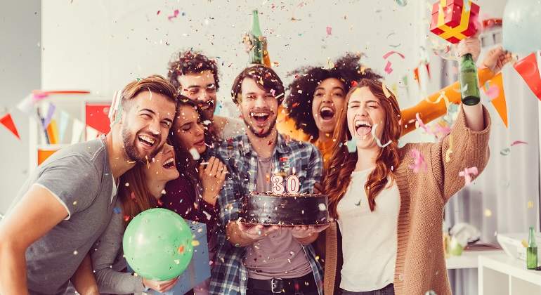 Grupo-de-personas-celebrando-un-cumpleanos-iStock.jpg