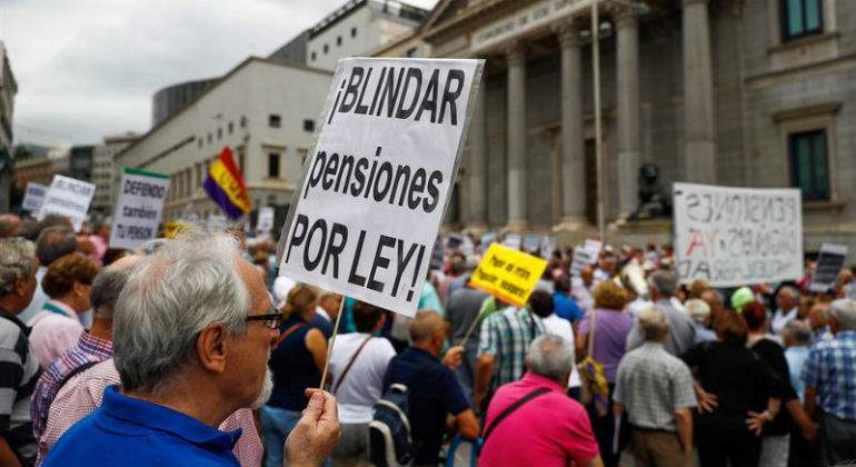 pensinistas-congresos-pancartas-efe.jpg