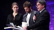 El equipo del documental Dos Cataluñas devuelve el premio Cinema for Peace tras recibirlo de manos de Puigdemont