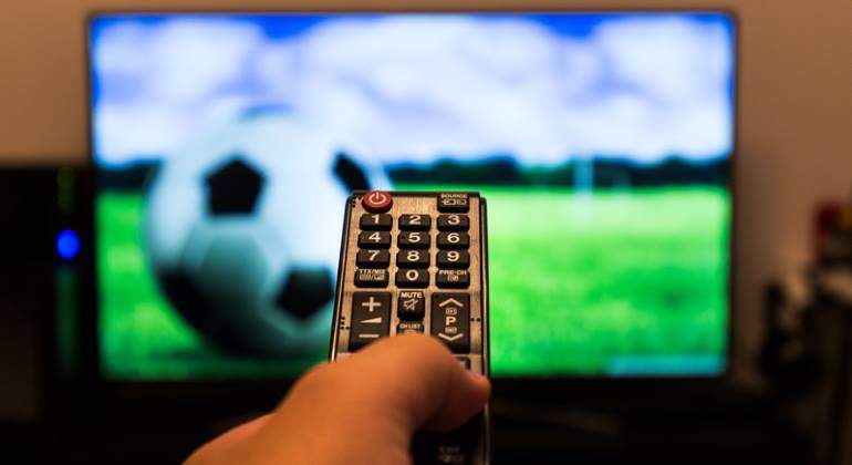 television-futbol-mando-770-dreamstime.jpg