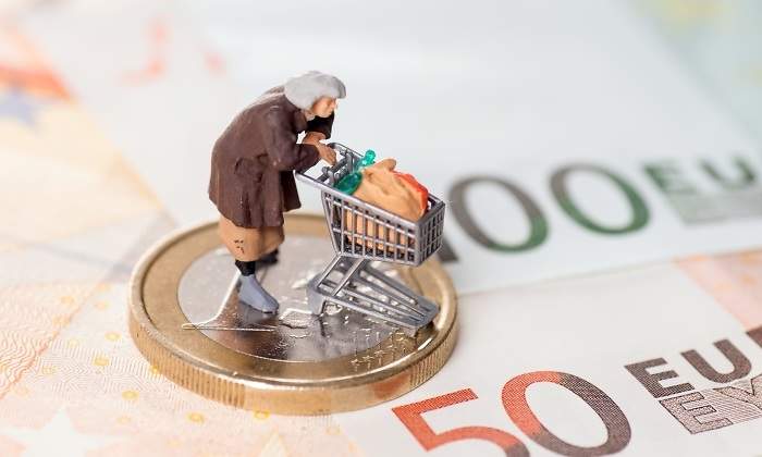 anciana-carro-euros.jpg