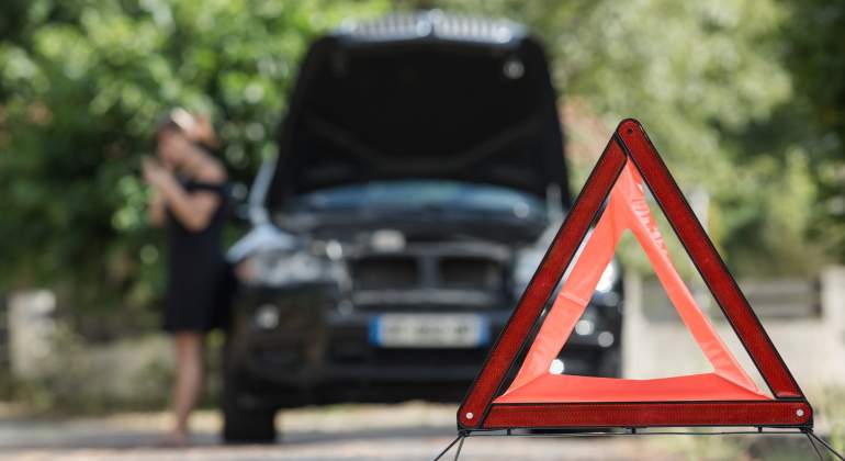 triangulo-emergencia-coche-dreamstime.jpg
