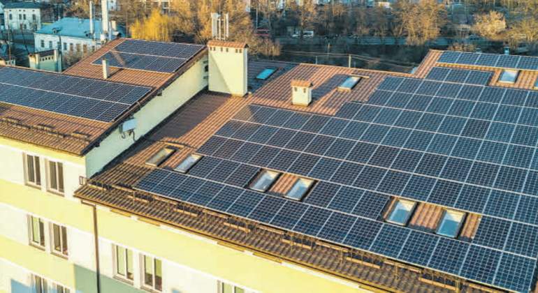 placas-solares-edificio-istock.jpg