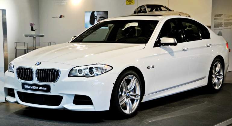 BMW-M550d-xDrive-770-wikipedia.jpg