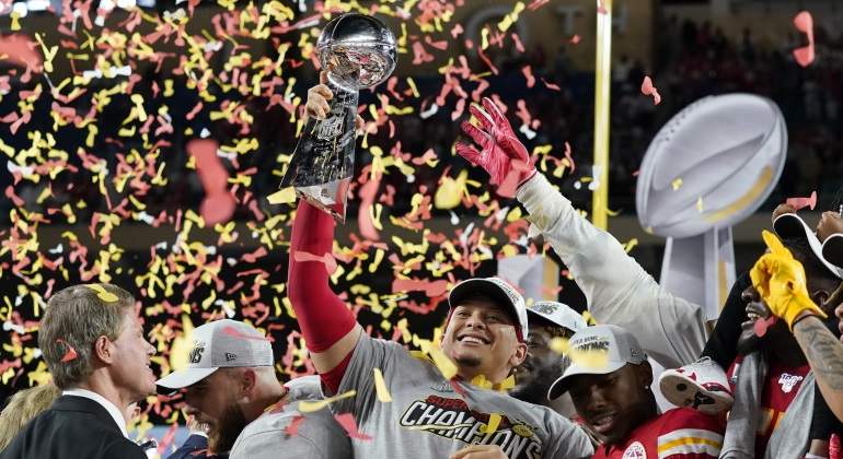 mahomes-levanta-superbowl-reuters.jpg