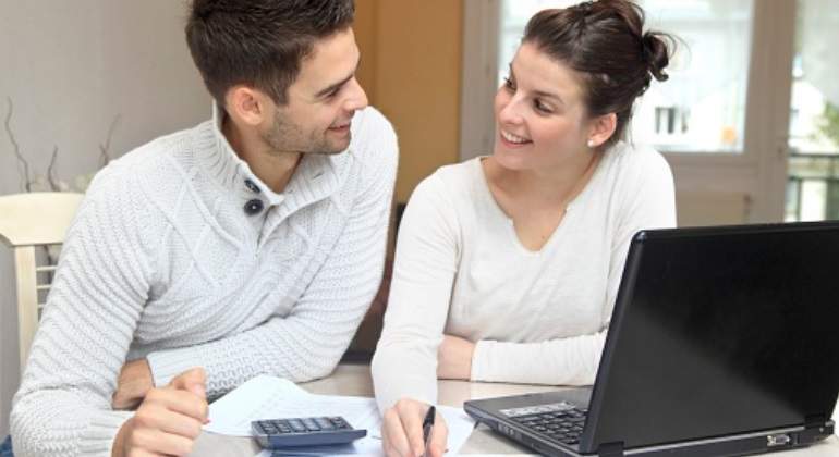 pareja-facturas-sonrie-getty.jpg