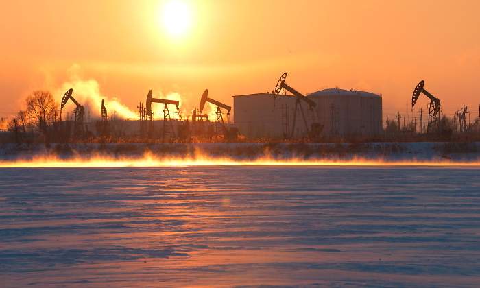 petroleo-campo-niebla.jpg