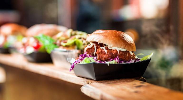 Comida-rapida-en-una-barra-de-restaurante-iStock.jpg