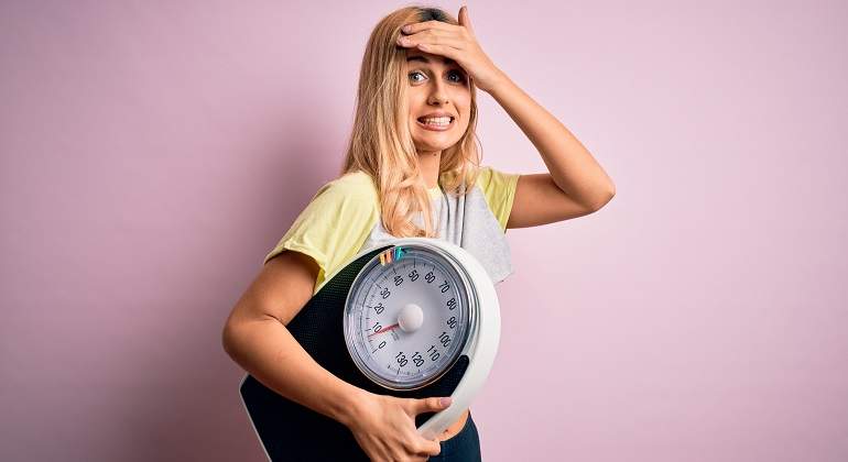 Una-chica-rubia-con-una-pesa-y-una-mano-en-la-cabeza-iStock.jpg