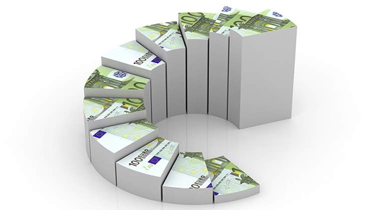 Escalera-de-billetes-de-euro-en-las-deudas-EE.jpg
