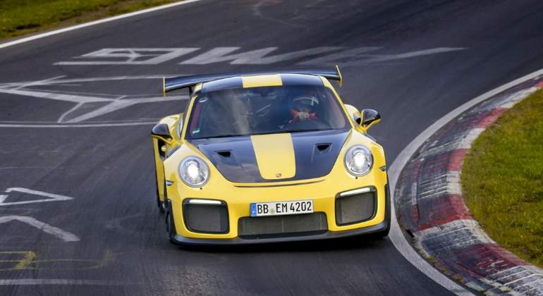 porsche-911-GT2-RS-2017-01-nurburgring.jpg