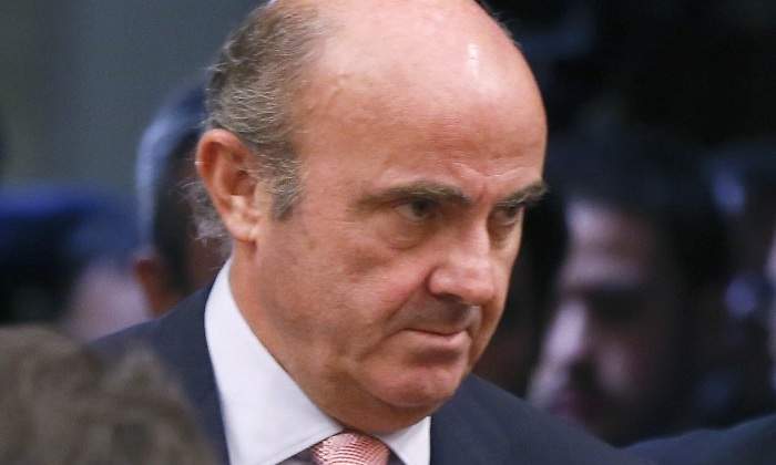 guindos-camina-perfil.jpg