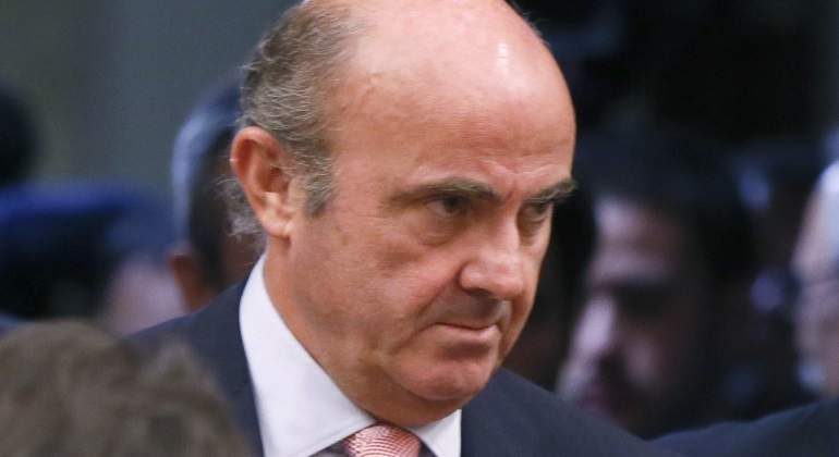 guindos-camina-perfil.jpg