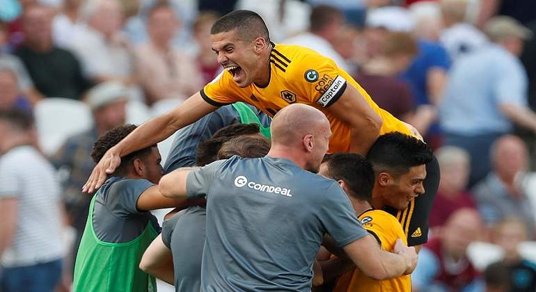 El-Wolfhampton-le-pega-al-Westa-Ham-Chicharito-Raul-Jimenez.jpg