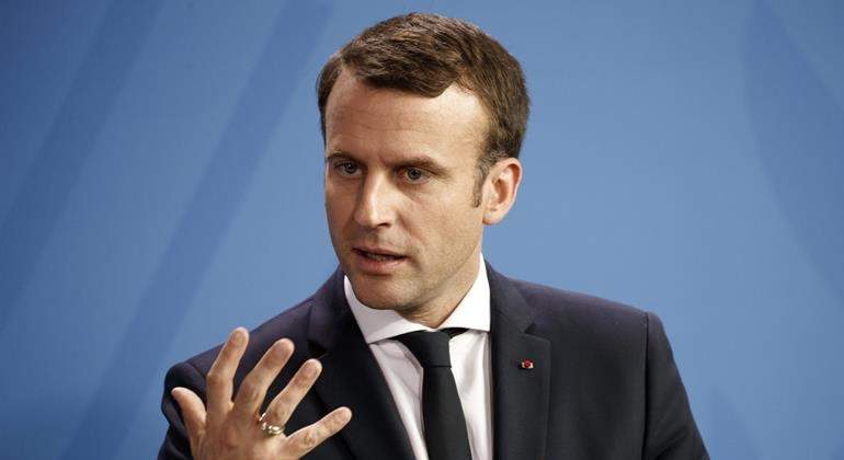 macron-mano-fondo-azul.efe.jpg