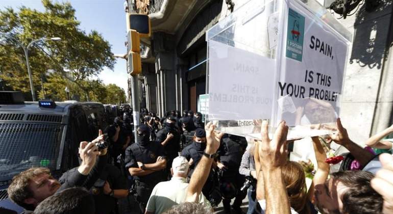 urna-manifestacion-barcelona-efe.jpg