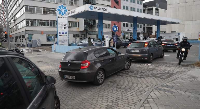 gasolinera-cola-coches-gasolina-diesel-efe.jpg