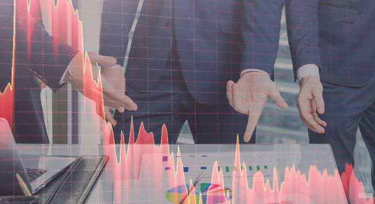 bolsa-caidas-hombres-senalan-istock.jpg