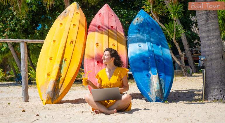 teletrabajo-playa-ordenador-paraiso-surf-770-dreamstime.jpg