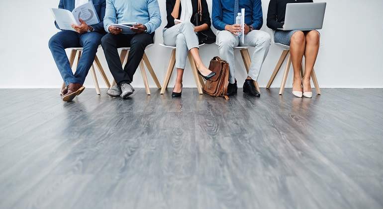 Gente-esperando-para-hacer-una-entrevista-de-trabajo-iStock.jpg